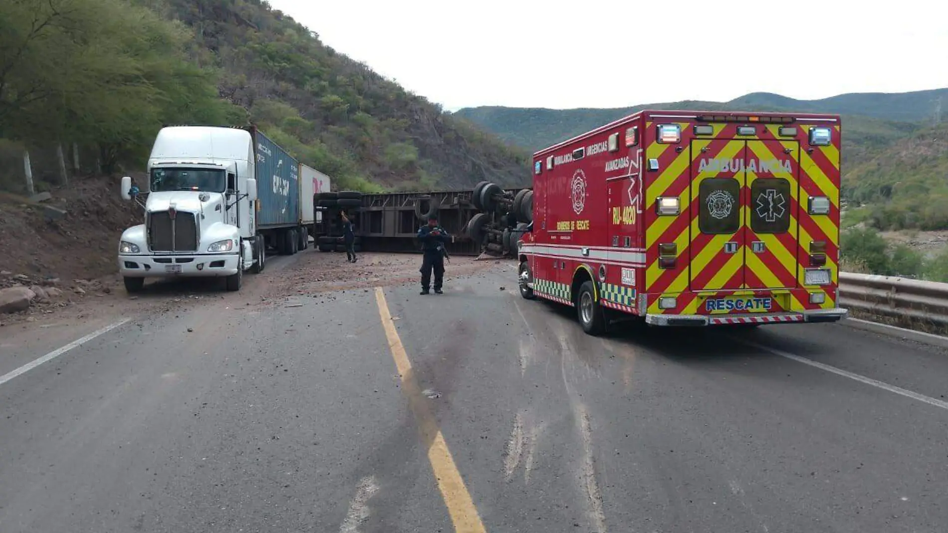 Volcadura de trailer en autopista